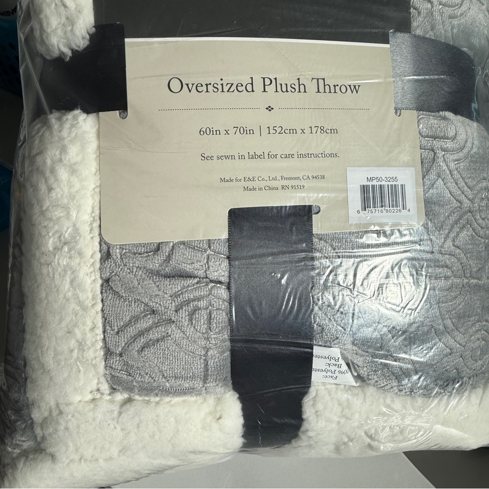 🆕 ✨ Madison Park Oversized Plush Throw Blanket – Grey 60” X 70” 🩶🤍🩶 NWT - Picture 4 of 16